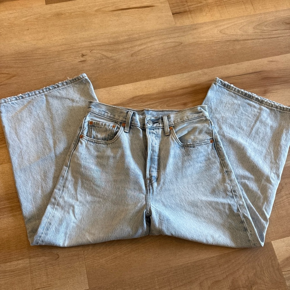 Levi’s women’s jeans cropped flare light wash size 27